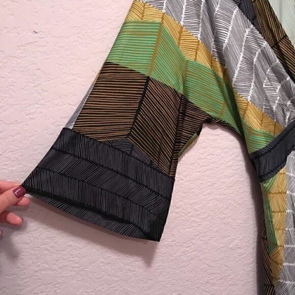 NWOT. BCBGMAXAZRIAâdressâ
tiesâ
onâ
theâ
back. - Picture 8 of 10